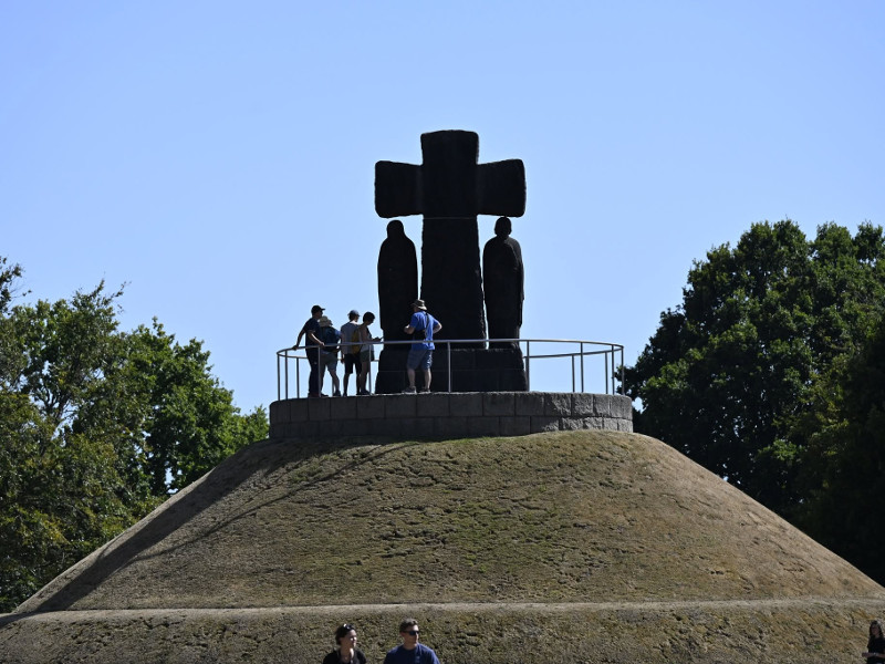 A closeup of the tumulus at La Cambe in August 2026. The new safely rail can be seen at the top.